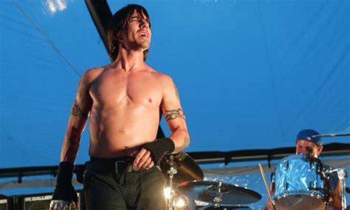 CABINA 14 Es Anthony Kiedis, no le peguen!!!