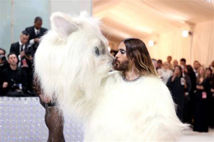 Jared Leto arrived at the Oscars with his mom, Constance, and brother