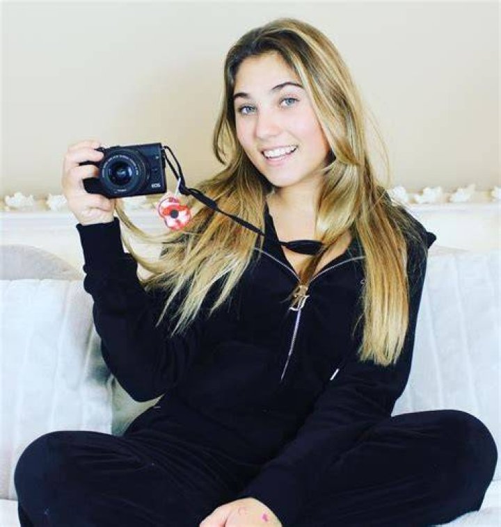 Rosie McClelland Age, Net Worth, Boyfriend, Family and Biography